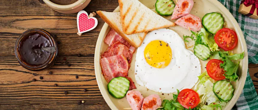 Am Wochenende von 09:00–14:00 Uhr – starten Sie entspannt in den Tag mit unserem alpinen Frühstück. Zu jeder Auswahl servieren wir einen frischen Brotkorb und Markenbutter – ein Genuss, der den Morgen besonders macht.